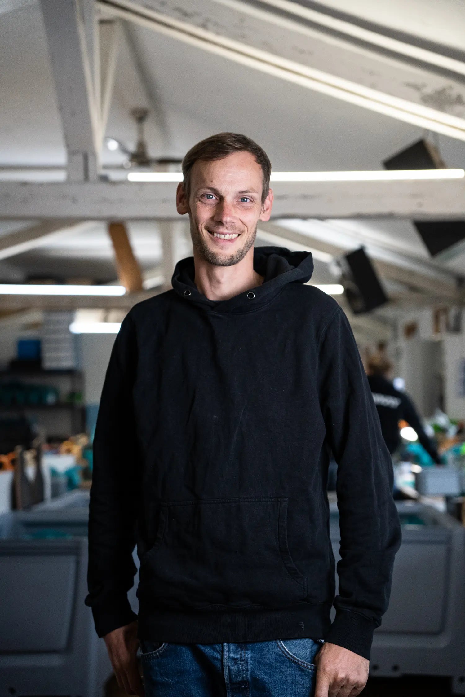 Daniel lacht in Kamera