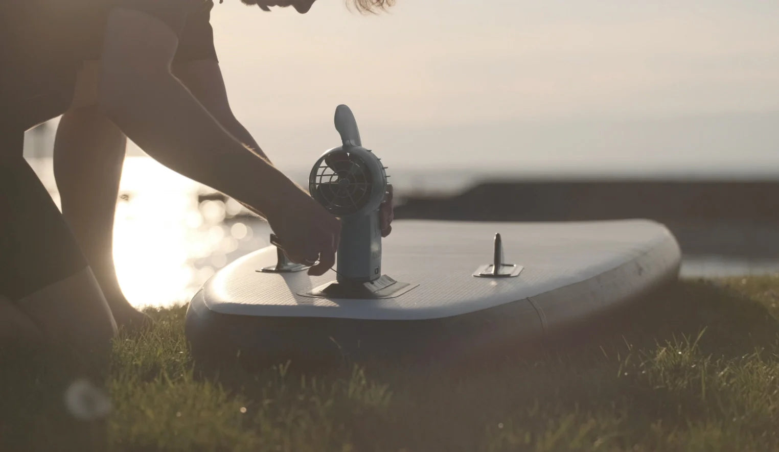 Mann arbeitet an umgedrehtem SUP-Board
