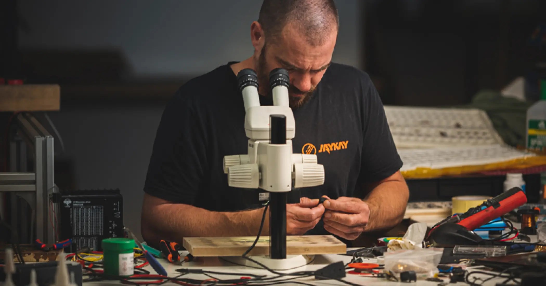 Mann am arbeiten